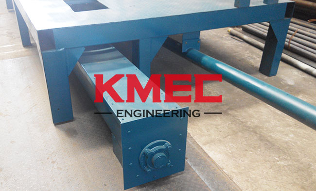 distributing conveyor and oil groove